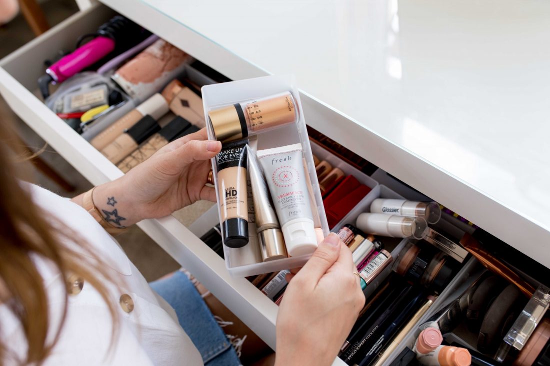 DOWNSIZING MY MAKEUP STASH Lily